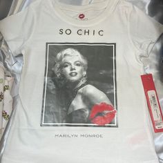 a marilyn monroe t - shirt with the words so chic on it and a red lipstick