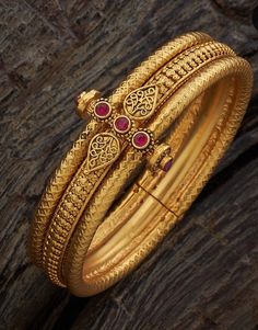 Golden Bengals Design, Gold Kangan Design Latest Indian, Bangals Design In Gold Latest, Single Kada Designs Gold For Women, Bengals Design Gold, Gold Bengals Designs Latest, Antique Bangles Indian Gold, Gold Kangan Design Latest, Gold Bangles Design Latest Indian