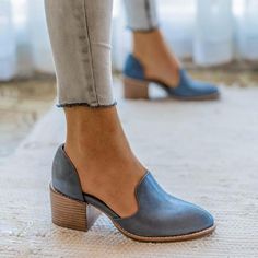 Oxford Shoes Heels, Chunky Heels Casual, Loafers Outfit, Casual Pumps, Buy Boots, Casual Slip On Shoes, Flats Outfit, Chunky Heel Pumps, Womens Chunky Heels