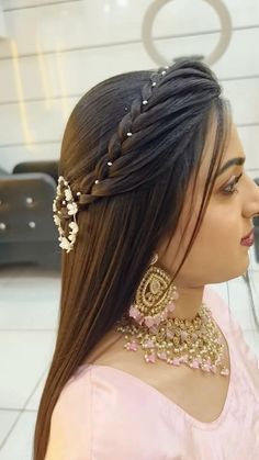 Hairstyles In Wedding Function, Front Look Hairstyle For Wedding, Bridal Sister Hairstyles, Straight Hairstyles Indian, Straight Hairstyles For Indian Wedding, Hairstyles For House Warming Indian, Hairstyle With Mang Tika, Hairstyle In Straight Hair For Wedding, Lehnga Hairstyles Open Hair Straight