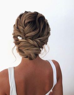 60 Trendiest Updos for Medium Length Hair These trendy Hairstyle ideas would gain you amazing compliments. Check out our gallery for more ideas these are trendy this year. Romantic Updo Wedding, Wedding Hair Styles, Short Hair Hacks, Veil Hairstyles, Peinados Recogidos, Trendy Wedding Hairstyles, Updos For Medium Length Hair