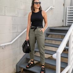 These Run Small And Fit Closer To A Size 25/26. Worn A Few Times, But Just Not The Right Fit For Me. Adorable Patch Pockets And Cropped Length! Cargo Pants Utility Pants Patch Pocket Pants Army Green Olive Cargo Pants Outfit, Pants Patch, Cropped Cargo Pants, Utility Pants, Green Pants, Pocket Pants, Cargo Pants, Army Green, Green Colors