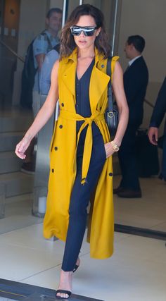 Yellow Clothes, Yellow Outfit, Yellow Fashion, Victoria Beckham, Daily Outfits, Look Fashion