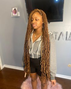 Brown Soft Locs Black Women, Soft Locs Black Women, Messy Soft Locs, Faux Locs Color Ideas, Brown Soft Locs, Faux Locs Color, Locs Color Ideas, Faux Locs Colored, Locs Color