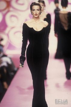 #Valentino #Fall1991Couture #Fashionshow #Supermodels90s Dress Expensive, Tatjana Patitz, Black Elegance, Moda Vintage, Mode Inspiration