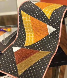 Easy Halloween Runner Table Runners Patterns, Sewing Halloween, Halloween Runner, Autumn Quilts, Quilt Runners, Halloween Quilt Patterns, Fall Quilt Patterns, Quilted Projects, Halloween Sewing