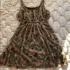 Flower Summer Dress. New Without Tag Vintage Floral Print Mini Dress For Day Out, Floral Print Sundress For Casual Wear, Casual Floral Print Dress, Casual Spring Floral Dress, Flower Summer Dress, Olive Flower, Black Bandeau Top, Daisy Print Dress, Summer Flower Dress