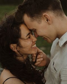 A close up pictures of a man and a woman smiling at each other. Man has his hands on her chin. Hand Engagement Pictures, Close Up Engagement Pictures, Holding Chin Pose, Hand On Chin Pose, Holding Chin Reference, Photo Mood, Woman Smiling, Art Models, Studio Poses