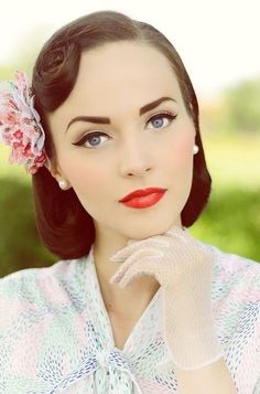 pin-up makeup. i absolutely love it Maquillage Pin Up, Pageboy Hairstyle, 50s Makeup, Gorgeous Wedding Makeup, Pin Up Makeup, 1950s Wedding, Retro Makeup, Vintage Wedding Hair, Braut Make-up