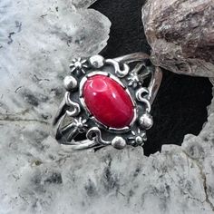 Beautiful Carolyn Pollack Sterling Silver Oval Red Jasper Cabochon Decorated Split Shank Ring For Women. Size 6, 7, 8, 10 Length 5/8" Weighs Approx 4.3 Grams ** Stones Are Natural, Therefore Matrix And Color Shades May Vary. ** ** If Oxidation Or Tarnish Darkens The Piece Over Time, Use A Polishing Cloth To Restore To Desired Finish. ** (Cprn84e93) American Government, Split Shank Ring, Split Shank, Red Jasper, Ring For Women, Color Shades, Womens Jewelry Rings, Matrix, Government