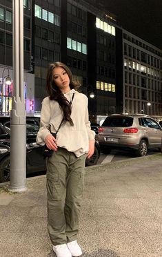 Style Green Cargo Pants, Cargo Outfits Women, Aesthetic School Outfits, Green Cargo Pants Outfit, Celana Kargo, Cargo Pants For Women, Cargo Outfit, Mode Ulzzang, Cool Outfit Ideas