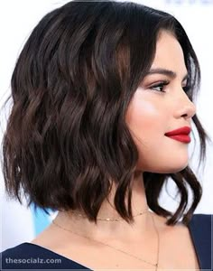 Choppy Bobs, Selena Gomez Hair, Wavy Bob Hairstyles, Curly Bob Hairstyles, Blonde Bobs, Trending Hairstyles, Red Lipstick, Short Bob Hairstyles