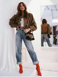 Gigi Hadid Streetstyle, Red Boots Outfit, Winter Boots Outfits, Red Booties, Dress Up Jeans, Dress Jeans, Fall Jeans, Model Street Style, Sock Boots