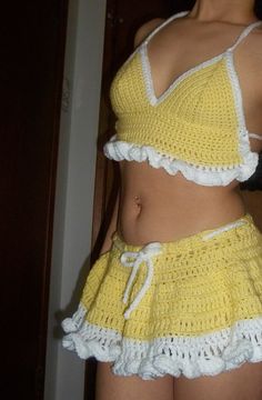 𓇼𓏲handmade by @/4ndrearts on ig #crochet #crochetskirtset #crochetfashion #yellowcrochet Diy Crochet Top, Bikinis Crochet, Yellow Crochet, Crochet Skirts, Estilo Hippie, Clothes Crochet