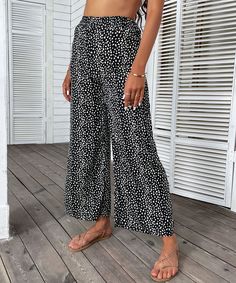 Our Blakely Pants comes in a black base featuring a white spot print in a relaxed fit. The adjustable waist tie and flowy fit of these wrap styled pants make them perfect for hot summer days. Size Guide: Melina is 5’6” tall, and has a 33.5” bust, 24.8”waist, & 37.4” hips. She is wearing a S / US 4 / AU 8. This pants is true to size. Material: 100% Polyester Feature: Full length. Relaxed fit. Wide-Leg. Adjustable tie waist. Care Instructions: Machine wash / Cold hand wash Printed Palazzo Pants, Printed Wide Leg Pants, Wide Leg Cropped Pants, Pantalon Large, Dress Size Chart, Holiday Fashion, Wide Leg Trousers, Black Print, Waist Tie