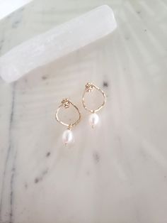 These simple and modern pearl earrings are a fresh take on a classic. Perfect for a modern bride or just elevating an outfit! Lightweight and comfortable. Genuine freshwater pearls dangle from studs that have been hand formed and hammered into a wavy organic shape for lovely texture and shine. 🌟 Made from top quality materials, true 14k gold fill or solid sterling silver, no plated materials. Excellent for sensitive ears! Hypoallergenic, lead and nickel free. Come packaged in a gift box. ~M A T Elegant Hammered Earrings For Wedding, Elegant Hammered Wedding Earrings, Hammered Drop Earrings For Wedding, Elegant Hammered Pearl Earrings For Wedding, Minimalist Hammered Earrings For Wedding, Hammered Pearl Jewelry For Wedding, Pearl Drop Earrings Wedding, Modern Pearl Earrings, Pearl Drop Earrings Gold