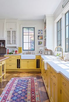 Architectural Digest Kitchen, Nantucket House, Antique Interior Design, East Coast Style, Yellow Kitchen Decor, Coast Style, Charming Kitchen, Antique Interior