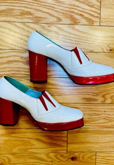 Wau! Tolle Vintage 70er Jahre Slip-On, zweifarbige weiß & rote Lackleder Heels/Plateau Schuhe gestapelt. Fantastisches Detail der roten elastischen Öffnungen an der Oberseite - diese Schönheiten haben also eine Dehnung über die Oberseite des Fußes - was viel Bewegungsfreiheit und jede Menge Komfort bietet, einen Blockabsatz und eine klobige, klassische, quadratische Kappe aus den 70er Jahren. Diese seltenen Schuhe haben einen unglaublichen Super Seventies Vibe - Disco, Uni, Club, Pimp, Glam Rock Rare Shoes, Marc Bolan, Trousers Jeans, White Platform, Penny Lane, Glam Rock, Platform Shoes, Stacked Heel, Womens Heels