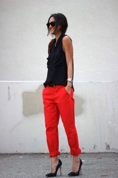 Red Pants Outfit, Áo Blu, Red Trousers, Red Jeans, Stylish Work Outfits, Outfit Trends, Red Pants, Color Rojo