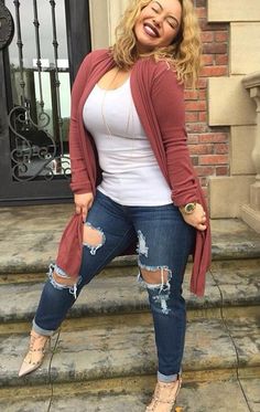 In love with the color of the sweater! Plus Size Casual Wedding Outfit, Business Casual Summer Plus Size, Plus Size Night Out Outfit Summer, Reno Outfits, Cute Outfits For Plus Size Women, Spring Plus Size Outfits, Plus Size Winter Outfits, Mode Tips, Plus Size Fall Fashion