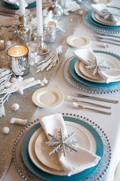 red and green table setting for Christmas Dinner Table Christmas Decorations, Christmas Dinner Decor Ideas, Blue And White Christmas Table, White Christmas Table Setting, Dinner Decor Ideas, Dinner Table Christmas, Christmas Dinner Decor, White Christmas Table, Christmas Table Setting Ideas