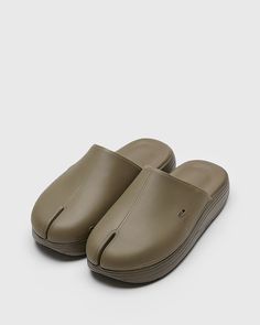 Activewear Inspiration, Chunky Platform Sandals, Guys Clothing Styles, America And Canada, Slides Shoes, Winter Shoes, Grunge Fashion, Mules Shoes