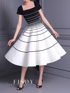 Fisdy - Refined Midi Dress with Square Neckline and Subtle Striped Design Dress With Square Neckline, Black Knit Top, Elegant Midi Dresses, Black And White Dress, Vintage Elegance, Dresses Elegant, Striped Midi Dress, Daily Dress, Types Of Dresses