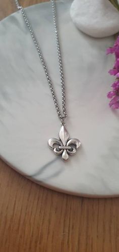 Please read before purchasing, thank you! Handmade Jewelry by me <3 ----- DESCRIPTION-------------- Delicate & Simple Fleur de Lys pendant with stainless steel chain and silver plated brass charm. ---------- SIZE -------------  Chain  Length: 50 cm / 19,7 inches     If you want different lenghts      just leave me a message. If you have any questions about the fit  of the necklaces please don't hesitate  to contact me! ----------- PACKAGING ----------- The SweeThings Jewelry will come with a bea Medieval Symbols, French Flowers, Unisex Necklace, Brass Charms, Just Leave, Steel Chain, Stainless Steel Chain, Necklace Designs, Necklace Pendant