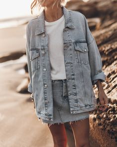 Oversized light blue vintage inspired denim jacket with dropped shoulders with pockets on the sides. Comes with some distressed details on the edges. Jeans Large, Jean Large, Oversized Denim Jacket, Rock'n Roll, Spring Looks, Denim Jackets, Blue Vintage, Cultura Pop, Jean Jacket