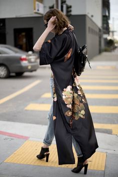 Peony & Butterfly Kimono Robe Picknick Outfits, Kimono Street Style, Fashion Kimono, Kimono Outfit, Mode Kimono, Mode Abaya, Look Retro, Mode Casual, Kimono Cardigan