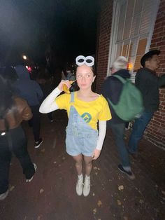 Haloweem costume idea Teen Minion Halloween Costume, Minon Spirit Day, Despical Me Costumes, Gru Vector And Minion Costume, Teen Minion Costume, Minion Duo Costume, Preppy Minion Costume, Group Halloween Costumes Minions, Minion Football Theme Outfit