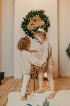 Christmas Photoshoot Kids, Christmas Mini Shoot, Holiday Photos Outfits, Year Aesthetic, Xmas Photos, Family Christmas Pictures, Christmas Portraits