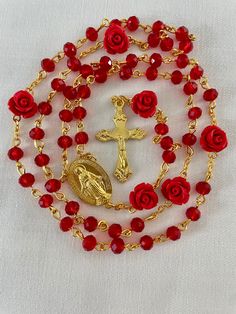 A beautiful handcrafted Catholic five decade prayer rosary. It's a great and thoughtful gift for someone special.  Traditional chain design. Made with red 6mm crystal beads for the decades, red rose accent 8mm beads for the Our Father's and gold Crucifix and Virgin Mary medallion. Each bead is hand placed, turned and connected.  Each rosary is handmade in Florida with love.  Customized rosaries are available. Blessings. ❤️ Rosary Garden, Rosary Prayers Catholic, Flower Rosary, Body Jewelry Diy, Crystals Red, Catholic Wallpaper, Rose Beads, Catholic Decor, Plant City