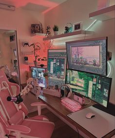 aesthetic pc setup Three Monitor Setup, Streaming Office Ideas, Streamer Room Setup, Streamer Office Ideas, Streamer Room Aesthetic, Streaming Setup Ideas Aesthetic, Streamer Office, Streamer Desk Setup, Streamer Bedroom