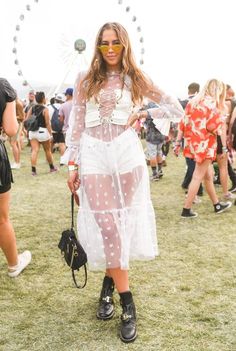 Coachella 2018: street style Corset Festival Outfit, Stagecoach Fashion, Moda Coachella, Coachella Concert, Party Style Outfit, Coachella 2018, Festival Trends, Festival Pants