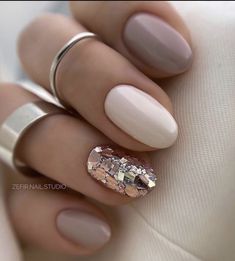 Oval Rose Gold Nails, Short Almond Nails Rose Gold, Short Almond Nails Elegant, Rounded Gel Nails, Rose Gold Almond Nails, Short Nude Nails With Design, Super Short Almond Nails, Nude Almond Nails With Design, Nude And Gold Nail Designs