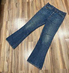 The jeans are in excellent condition with hardly any wear and a very nice wash. Please look over all the pics for measurements and condition and let me know if you have any questions!  We ship one or two days after receiving payment for purchases. Returns are not accepted. Thanks for dropping by. We're glad you found us! Pantalon Orange, Denim Jeans Pants, Flare Denim Jeans, Womens Jeans, Bell Bottom, Jeans Denim, Bell Bottoms, Vintage 70s, Jeans Pants