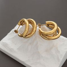 This season's must-have drop earrings! These Joni Triple Hoop Earrings are the perfect statement accessory for a show-stopping look. Material: 18k gold plated on stainless steel Size: 22mm Hollow Earrings, Triple Hoop Earrings, Face Necklace, Pearl Hoop Earrings, Earring Crafts, Color Dorado, Summer Accessories, Gold Hoop, Gold Hoop Earrings