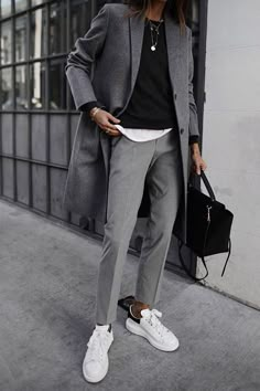 Tomboy Chic Outfits, Mode Dress, Tomboy Chic, Grey Suit, Tomboy Outfits, Mode Casual, Grey Outfit, Casual Work Outfits, Tomboy Fashion