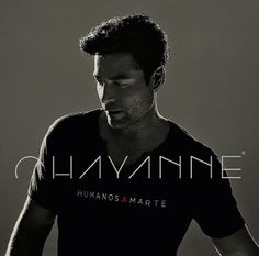 a man standing in front of a black and white background with the words human amarte on it