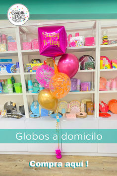 a bunch of balloons that are in front of a book shelf with the words globos a domicilio compra aout