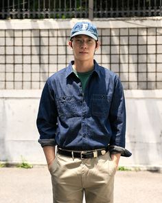 풀카운트(Fullcount) 6 Panel Denim Baseball Cap ”F“ Patch Vintage Wash 버즈릭슨(Buzz Rickson’s) 32 Length Khaki Original Spec Chino Pants 화창한 날씨에 어울리는 스타일을 찾으신다면 카키색 치노와 인디고 조합은 어떠하신가요? 풀카운트의 데님 셔츠 & 은은하게 워싱 된 Denim Baseball Cap 자극적이지 않은 데일리로 착용이 가능한 아이 템들 그리고 버즈릭슨의 베이직의 중심에 있는 Original Spec Chino Pants까지 풀카운트의 Denim Baseball Cap은 빈티지한 느낌을 연출하기 위해 의도적으로 모자 자체의 모양과 챙을 경년변화 시켰으며, 그로 인해 의도적인 폰트의 틀어짐과 챙의 휘임을 만들어내었고, 정석적인 느낌의 챙 모양을 원하시는 분들은 챙들 펴서 다시 구부려 주시면 본래의 모양으로 착용이 가능하십니다. Shirts Fullcount 4890 I... Korean Men Cap Outfit, Men Denim Outfit, Military Style Baseball Cap For Streetwear, Denim Baseball Cap For Streetwear, Medium Wash Denim Baseball Cap, Vintage Denim Workwear Shirt, Denim Shirt Outfit, Denim Baseball Cap