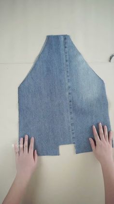 Jeans Handbag Diy, Jeans To Purse Diy, Jean Purses Ideas Recycled Denim Handbags, Diy Jean Bag How To Make, Denim Bag From Old Jeans, Sewing Ideas Patterns, Jeans Purses And Bags, Jeans Purse Diy How To Make, Repurposed Jeans Projects