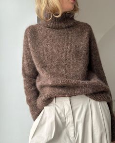 Mouliné cardigan - den gør glatstrik underholdende. Man strikker nemlig oppefra og i ét stykke, og former alt undervejs ved hjælp af… | Instagram Knit Poncho Sweater, Raglan Pullover, Oversized Pullover, Sweater Knitting Patterns, Brown Sweater, Sweater Pattern, Work Attire, Knit Patterns