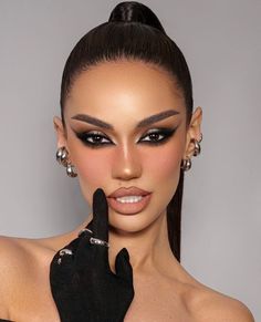 Smokey Eye Editorial, Fierce Eye Makeup, Makeup Trends 2024, 2024 Makeup Trends, Machiaj Smokey Eyes, Show Makeup, Face Charts, Bold Makeup Looks, Cool Makeup Looks