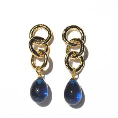 Pendientes de la colección LALETI en peltre con baño de oro 22k  2 micras y con cuentas en cristal de Murano. Modelo tres aros con 1 cuenta de cristal de Murano en forma de gota trabajada a mano en soplete. Color azul. Pendientes ligeros, pesan muy poco y son elegantes. Cierre posterior presión de mariposa. Este modelo de pendiente se hace en otros colores también, puedes consultarme (rosa fuerte, naranja, melocotón, turquesa, verde, rojo, teal...) Blue Teardrop Gold Plated Jewelry, Formal Blue Gold-plated Earrings, Blue Gold-plated Jewelry For Party, Blue Gold Plated Jewelry For Party, Blue Gold-plated Tarnish-resistant Jewelry, Blue Tarnish-resistant Gold-plated Jewelry, Unique Gemstones, Screw Back Earrings, Favorite Jewelry