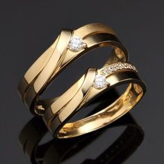 two gold wedding rings with diamonds on each one and the words pesan cincin sesiai kelingamamu