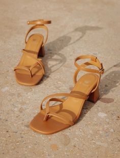 Ginnie Camel d'Été - Sandales entre-doigts à petits talons en cuir camel Boots Leopard, Camel Color, Summer Season, Comfy Outfits, Womens Heels, Camel, Sandals Heels, Espadrilles, Portugal