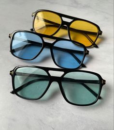 Sunglasses Aesthetic Men, Trendy Eyeglasses, Mens Eye Glasses, Classy Glasses, Funky Glasses, Capsule Wardrobe Essentials, Trendy Glasses, Green Sunglasses, Cute Sunglasses