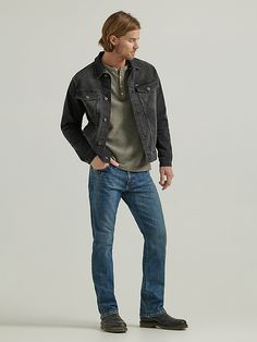 A SLIMMED-DOWN CLASSIC Designed to go with everything in your closet, our Men's Slim Fit Bootcut Jean provides the perfect mix of comfort and style. Better than classic, these bootcut jeans are crafted from a comfortable cotton blend with just a hint of stretch for added flexibility. They come with the signature five-pocket styling, "W" embroidery, a slim fit through the thigh, and a bootcut leg opening that looks great with any shoe. Mens Jeans Bootcut, Rugged Masculine Style, Mens Wrangler Jeans Outfit, Men’s Heritage Style, Fitted Jeans Outfit Men, Men Casual Outfit Jeans, Men’s Blue Jeans, Mens Fall Fashion Streetwear, Outdoorsy Style Men Summer